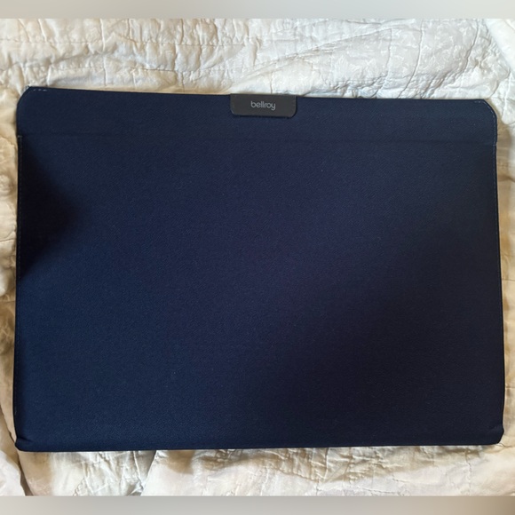 Like-new Bellroy 16” slim laptop case with magnetic closure in Navy - Picture 2 of 4